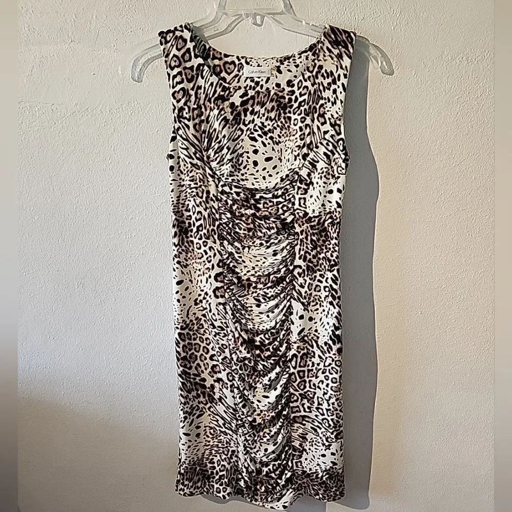 Calvin Klein Elegant Leopard Print Sheath Dress size 6 Stretch With Zip Business
